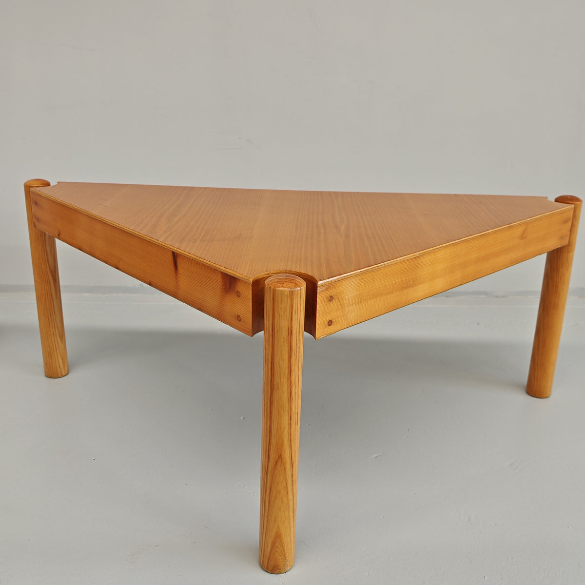Ensemble de tables basses triangulaires modulables Enolinea en bois clair