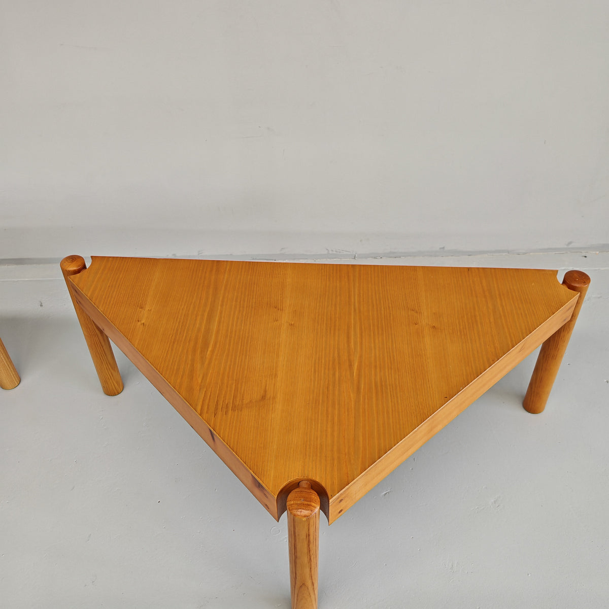 Ensemble de tables basses triangulaires modulables Enolinea en bois clair
