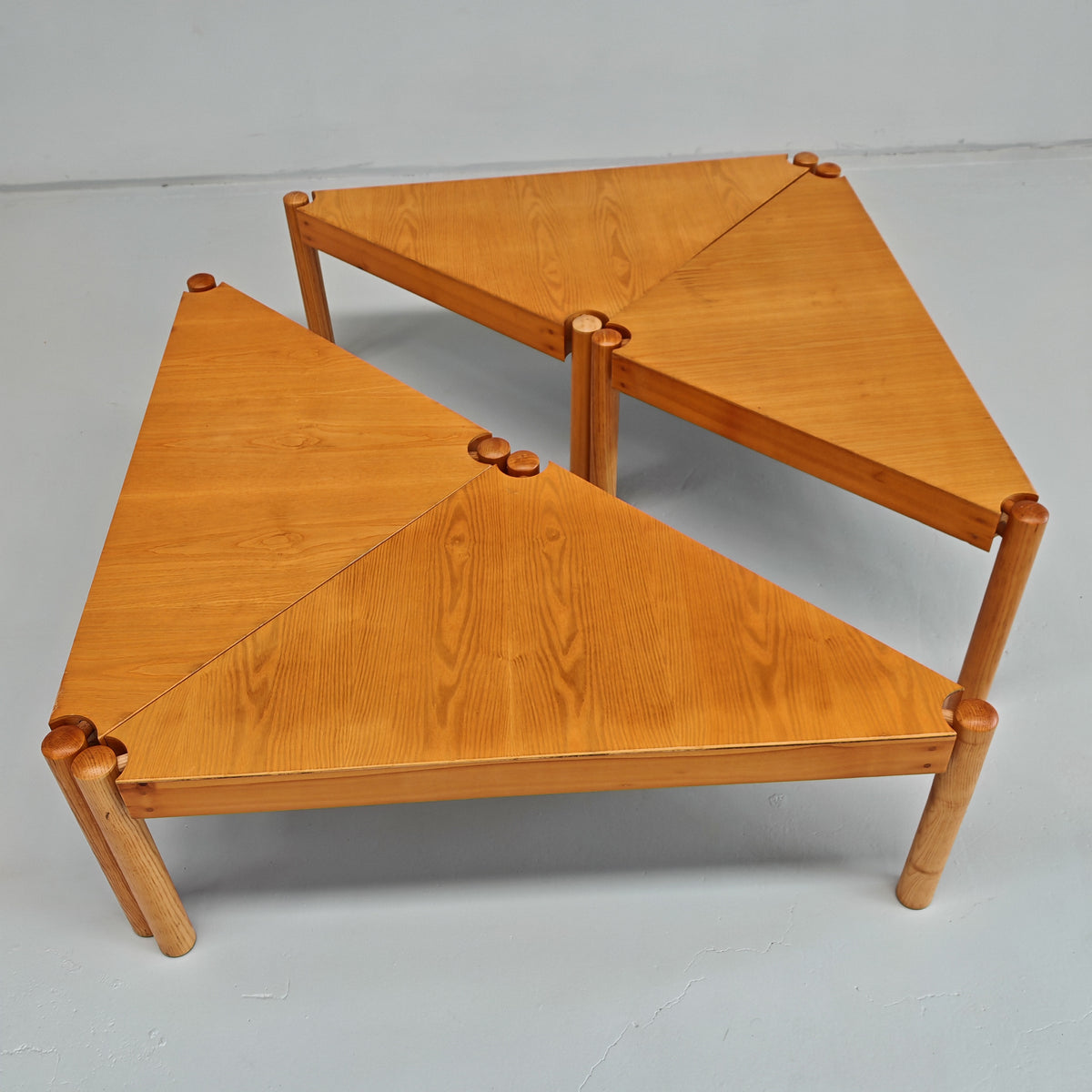 Ensemble de tables basses triangulaires modulables Enolinea en bois clair