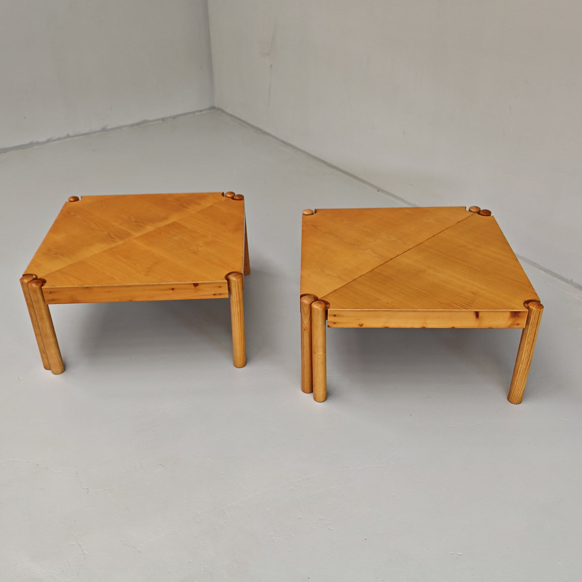 Ensemble de tables basses triangulaires modulables Enolinea en bois clair