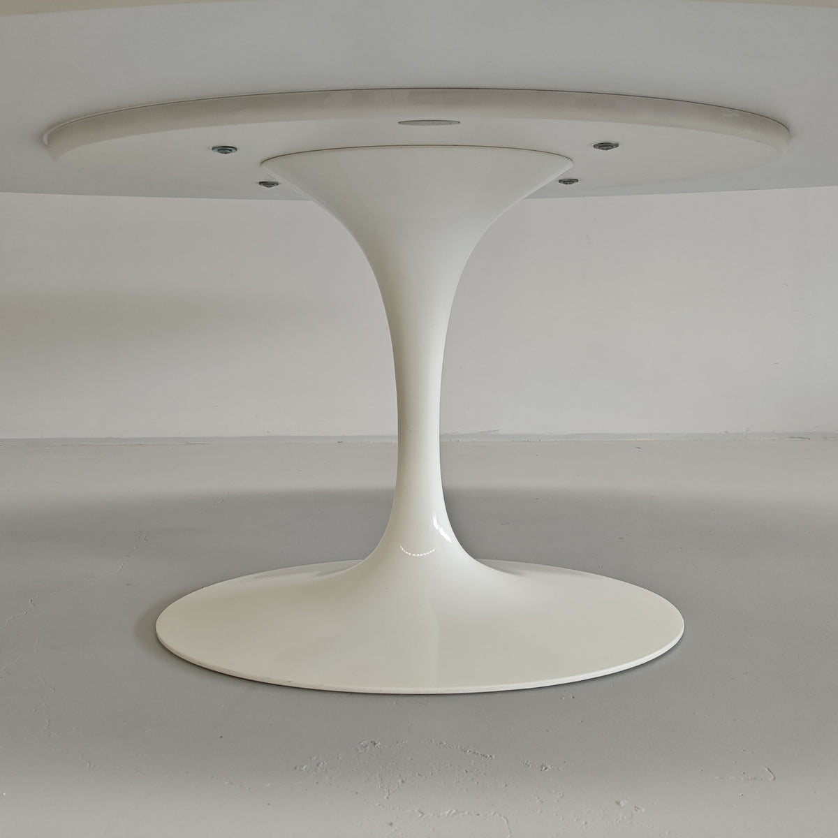 Table ovale modèle Tulip d'Eero Saarinen pour Knoll (244 cm)