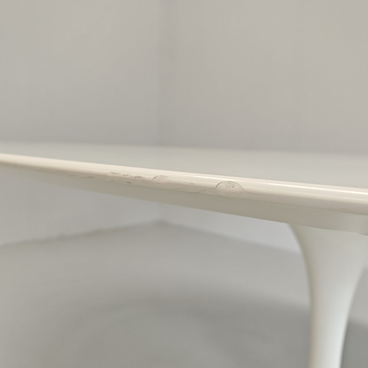 Table ovale modèle Tulip d'Eero Saarinen pour Knoll (244 cm)