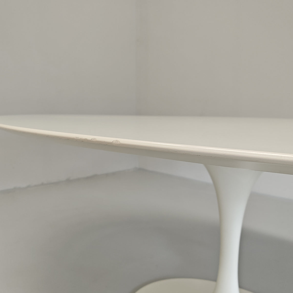 Table ovale modèle Tulip d'Eero Saarinen pour Knoll (244 cm)
