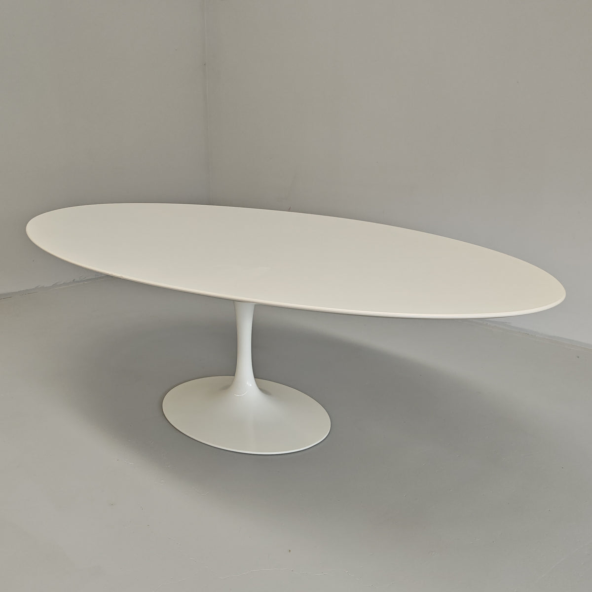 Table ovale modèle Tulip d'Eero Saarinen pour Knoll (244 cm)