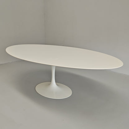 Table ovale modèle Tulip d'Eero Saarinen pour Knoll (244 cm)