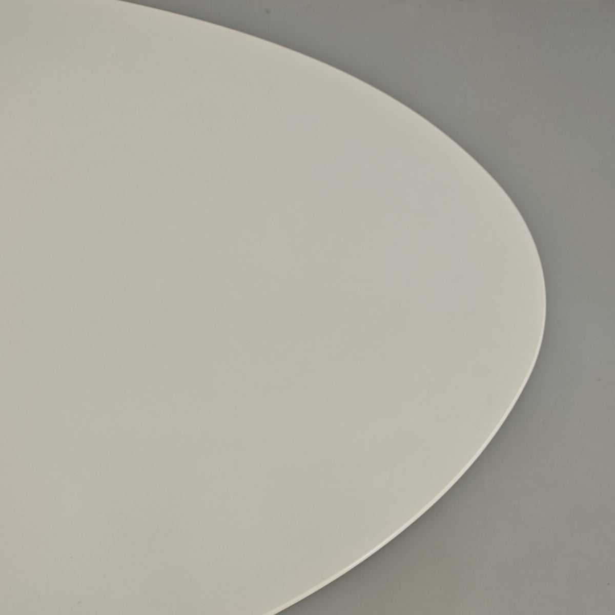 Table ovale modèle Tulip d'Eero Saarinen pour Knoll (244 cm)