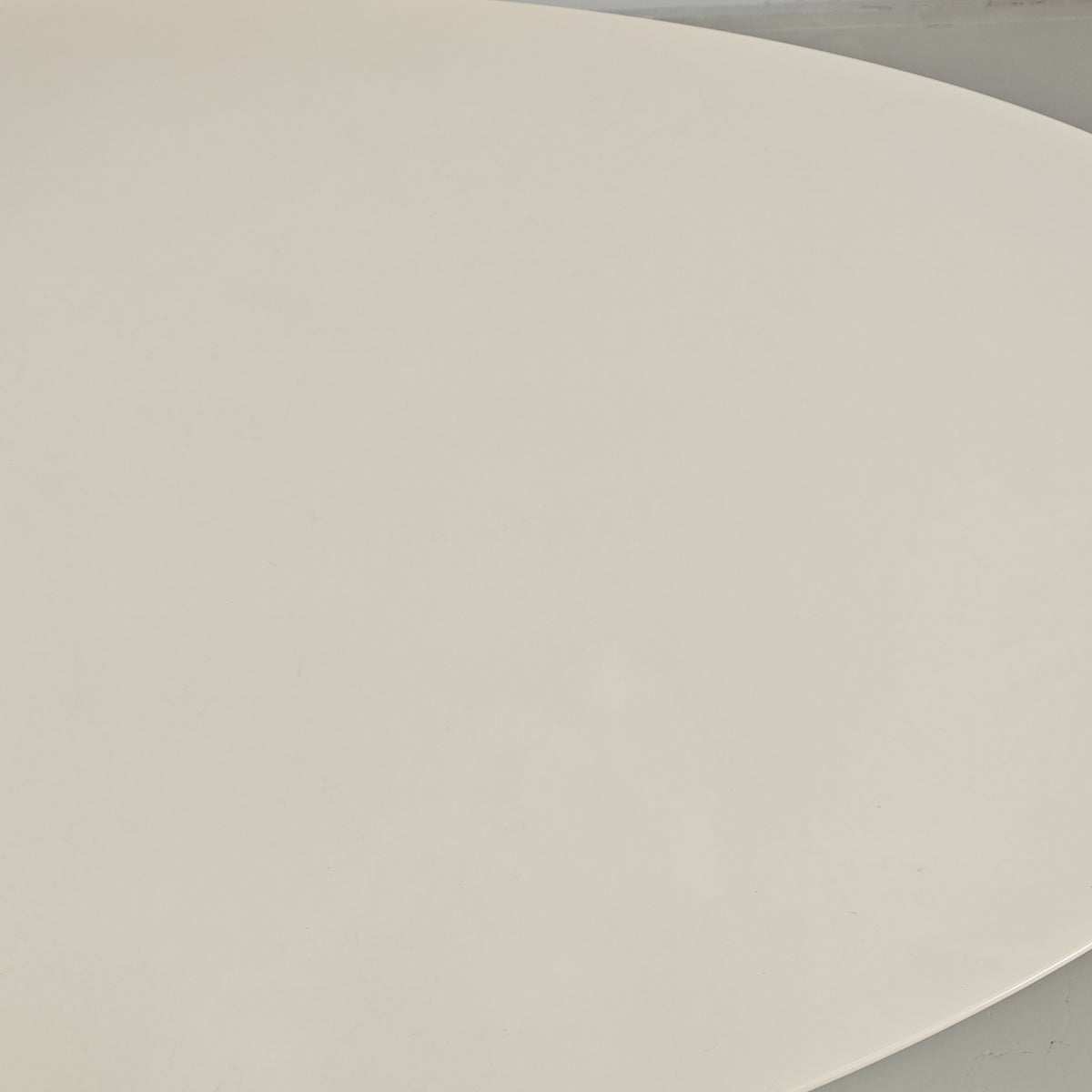 Table ovale modèle Tulip d'Eero Saarinen pour Knoll (244 cm)
