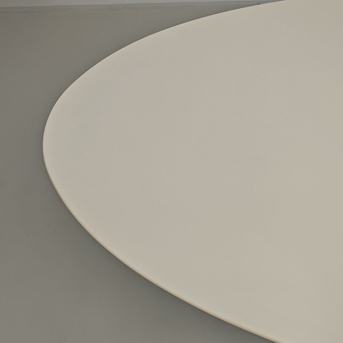 Table ovale modèle Tulip d'Eero Saarinen pour Knoll (244 cm)
