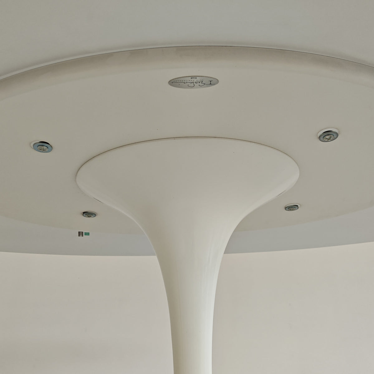 Table ovale modèle Tulip d'Eero Saarinen pour Knoll (244 cm)