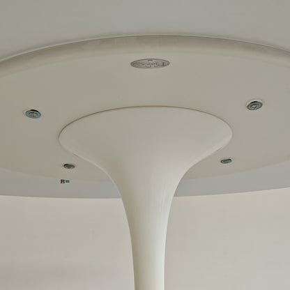 Table ovale modèle Tulip d'Eero Saarinen pour Knoll (244 cm)