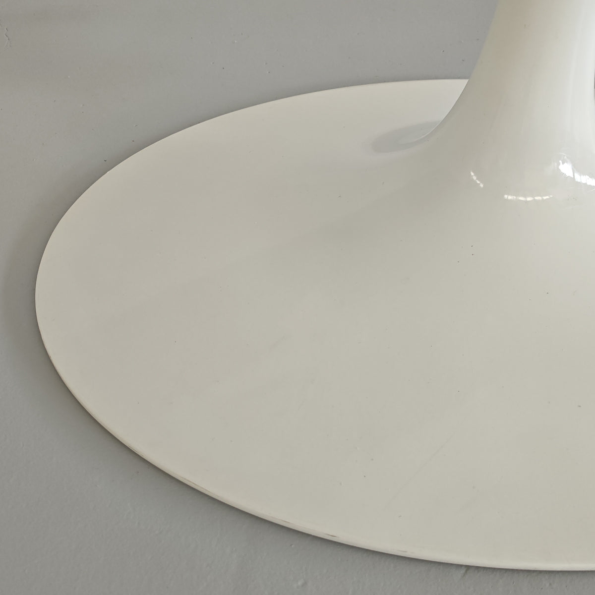 Table ovale modèle Tulip d'Eero Saarinen pour Knoll (244 cm)