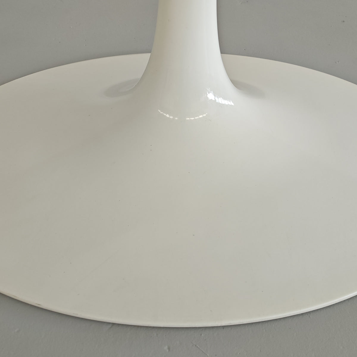 Table ovale modèle Tulip d'Eero Saarinen pour Knoll (244 cm)