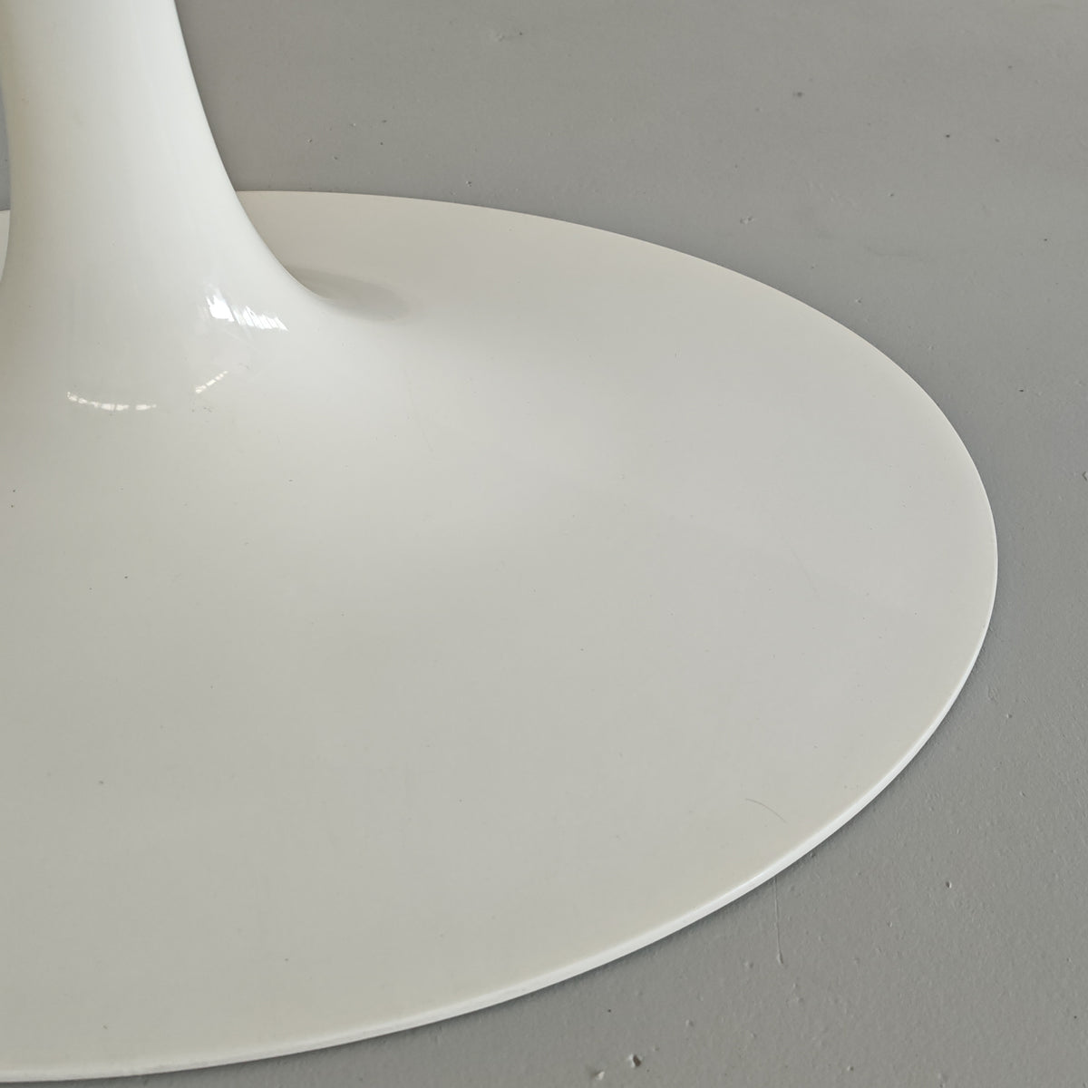 Table ovale modèle Tulip d'Eero Saarinen pour Knoll (244 cm)