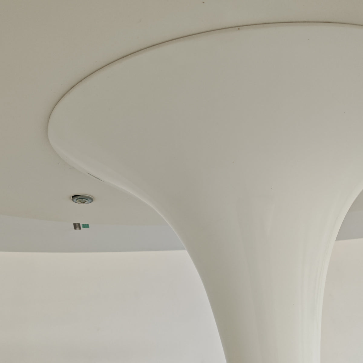 Table ovale modèle Tulip d'Eero Saarinen pour Knoll (244 cm)