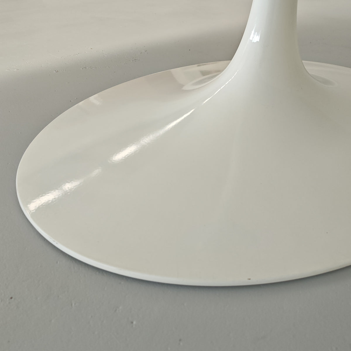 Table ovale modèle Tulip d'Eero Saarinen pour Knoll (244 cm)