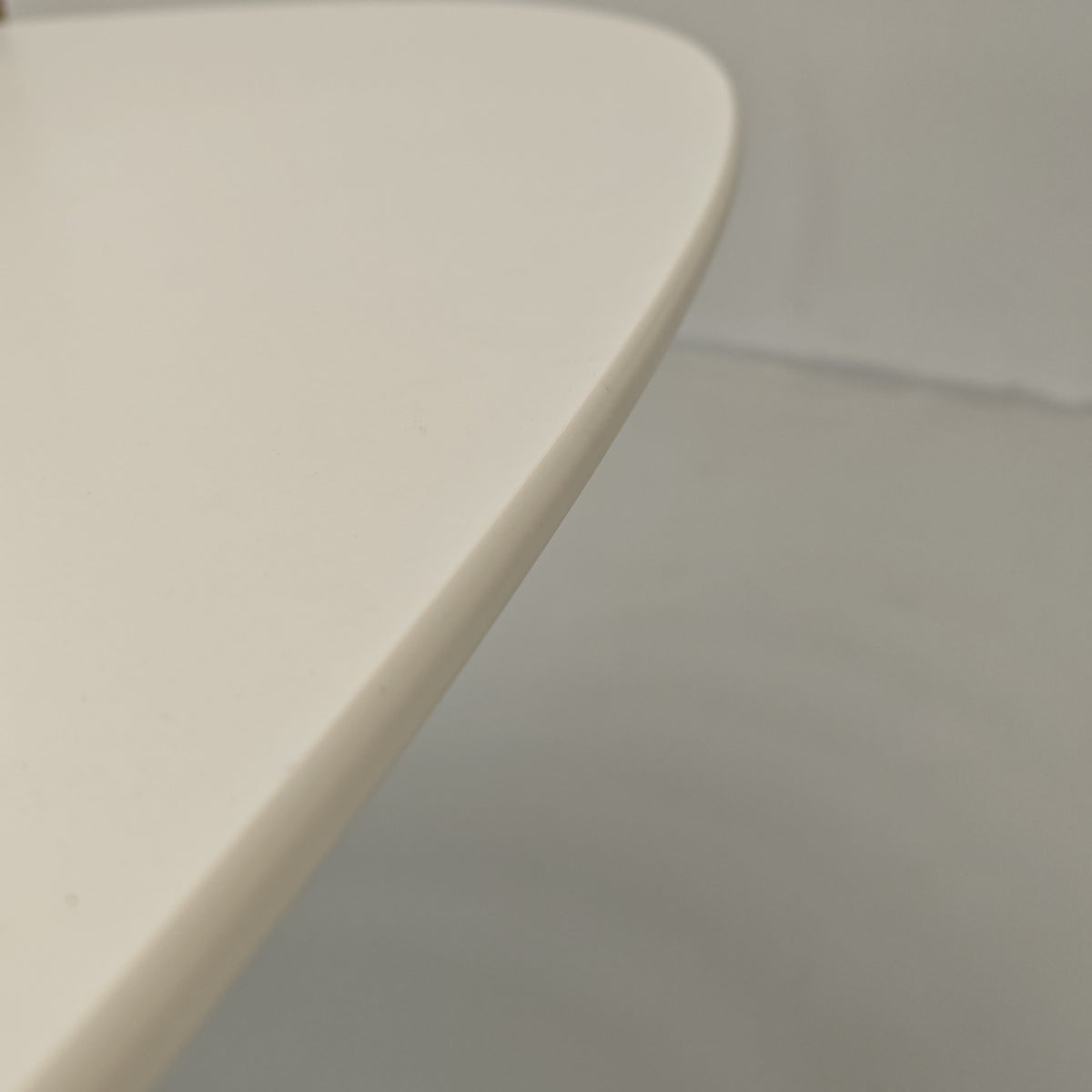 Table ovale modèle Tulip d'Eero Saarinen pour Knoll (244 cm)