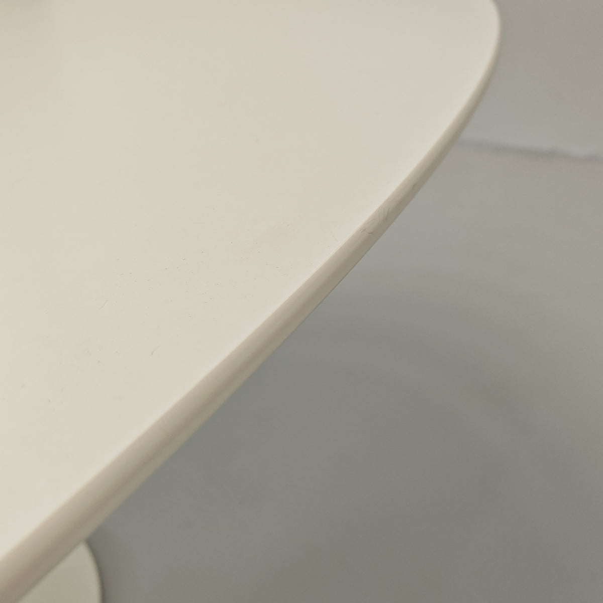 Table ovale modèle Tulip d'Eero Saarinen pour Knoll (244 cm)