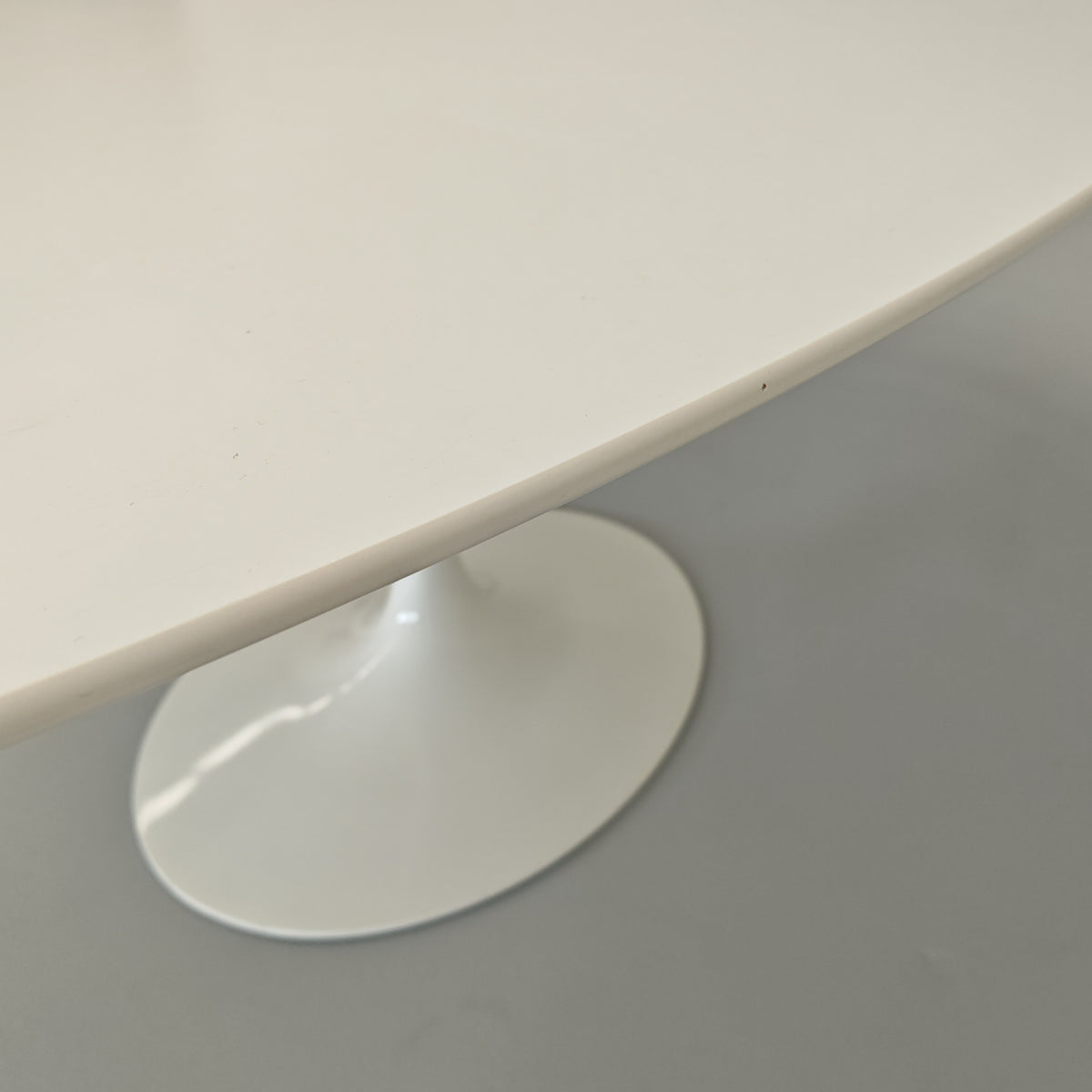 Table ovale modèle Tulip d'Eero Saarinen pour Knoll (244 cm)