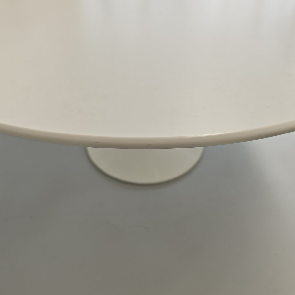 Table ovale modèle Tulip d'Eero Saarinen pour Knoll (244 cm)