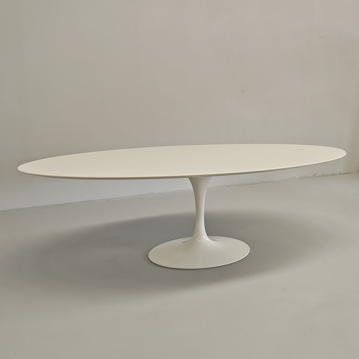 Table ovale modèle Tulip d'Eero Saarinen pour Knoll (244 cm)