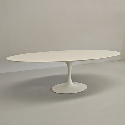 Table ovale modèle Tulip d'Eero Saarinen pour Knoll (244 cm)