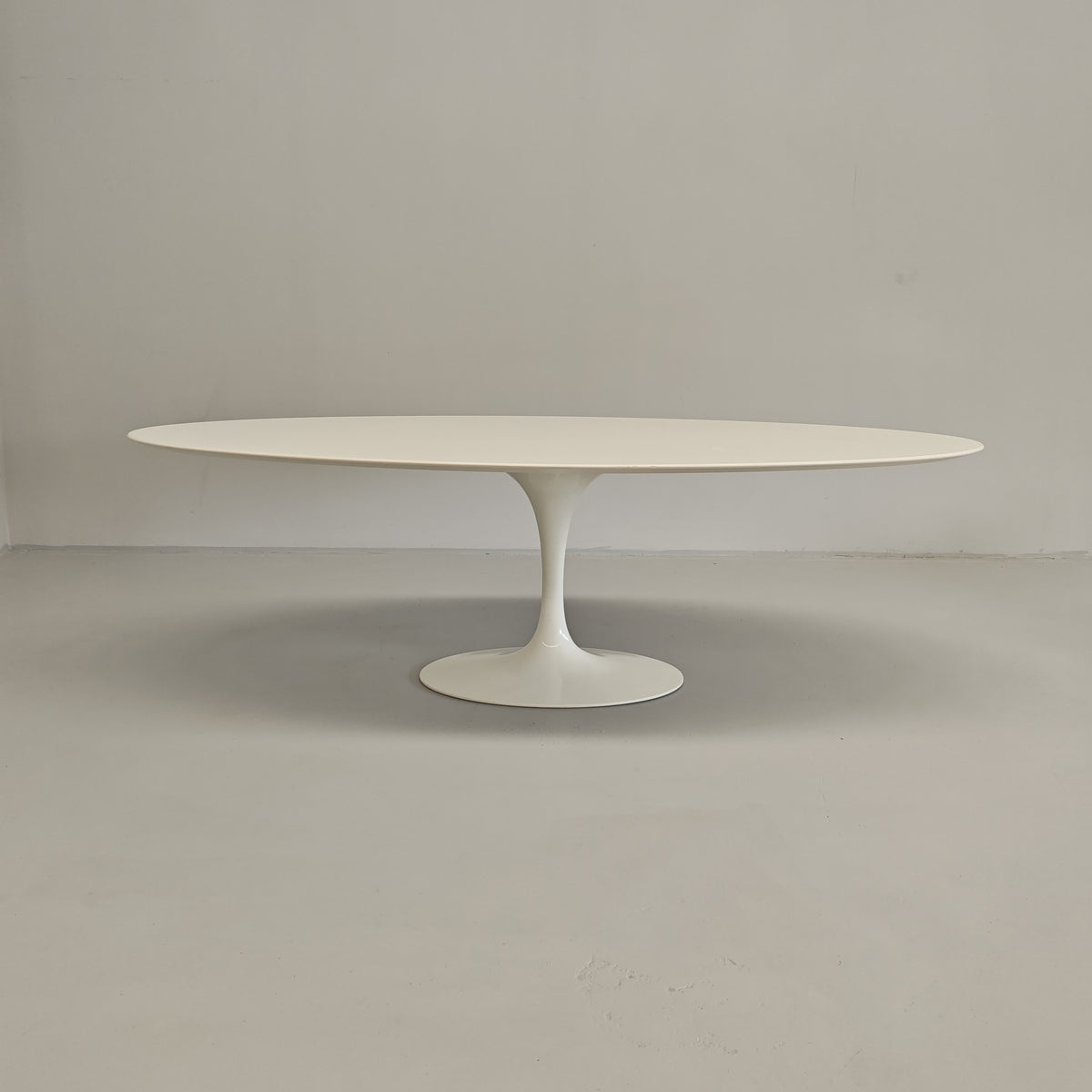 Table ovale modèle Tulip d'Eero Saarinen pour Knoll (244 cm)