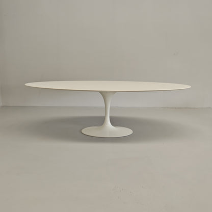 Table ovale modèle Tulip d'Eero Saarinen pour Knoll (244 cm)