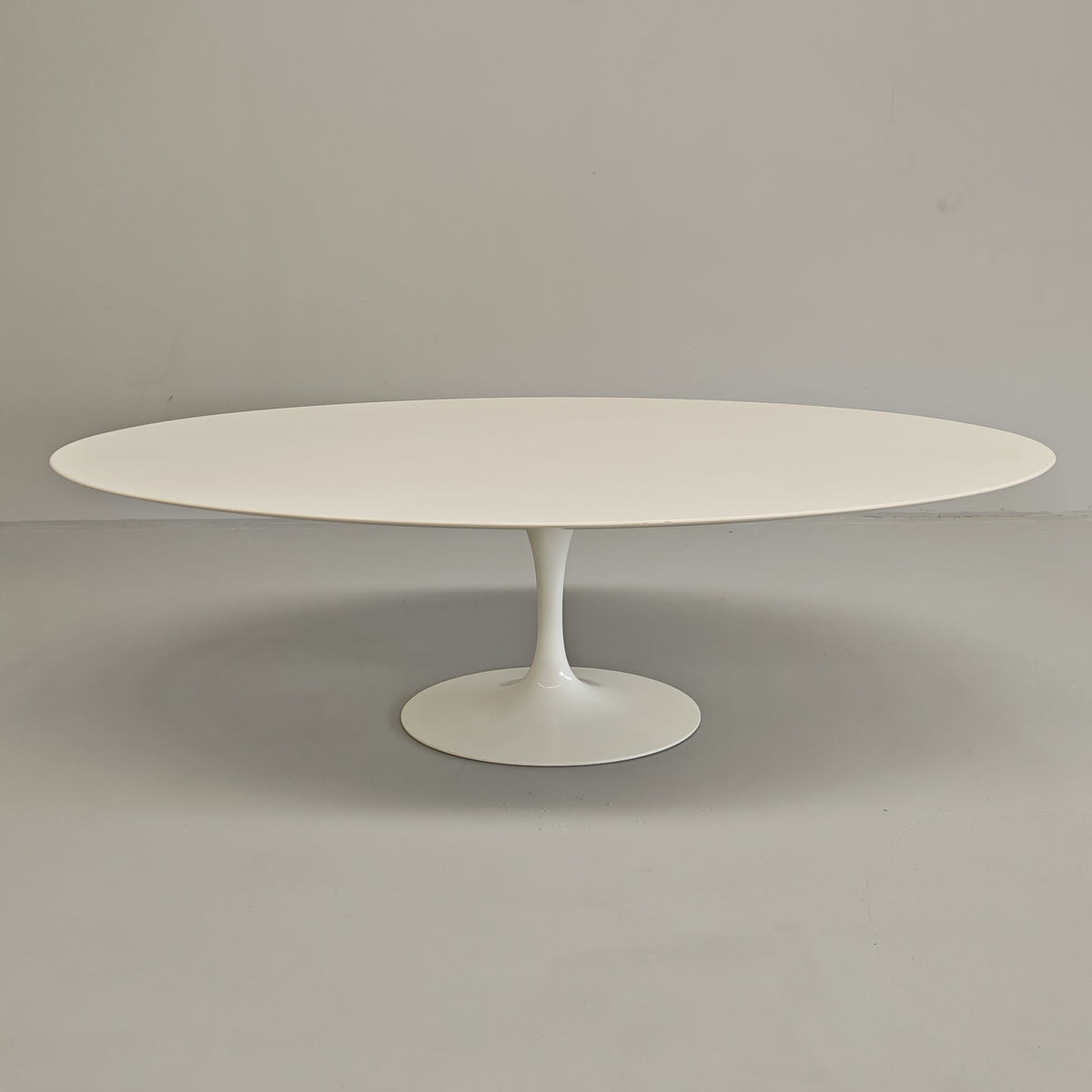 Table ovale modèle Tulip d'Eero Saarinen pour Knoll (244 cm)
