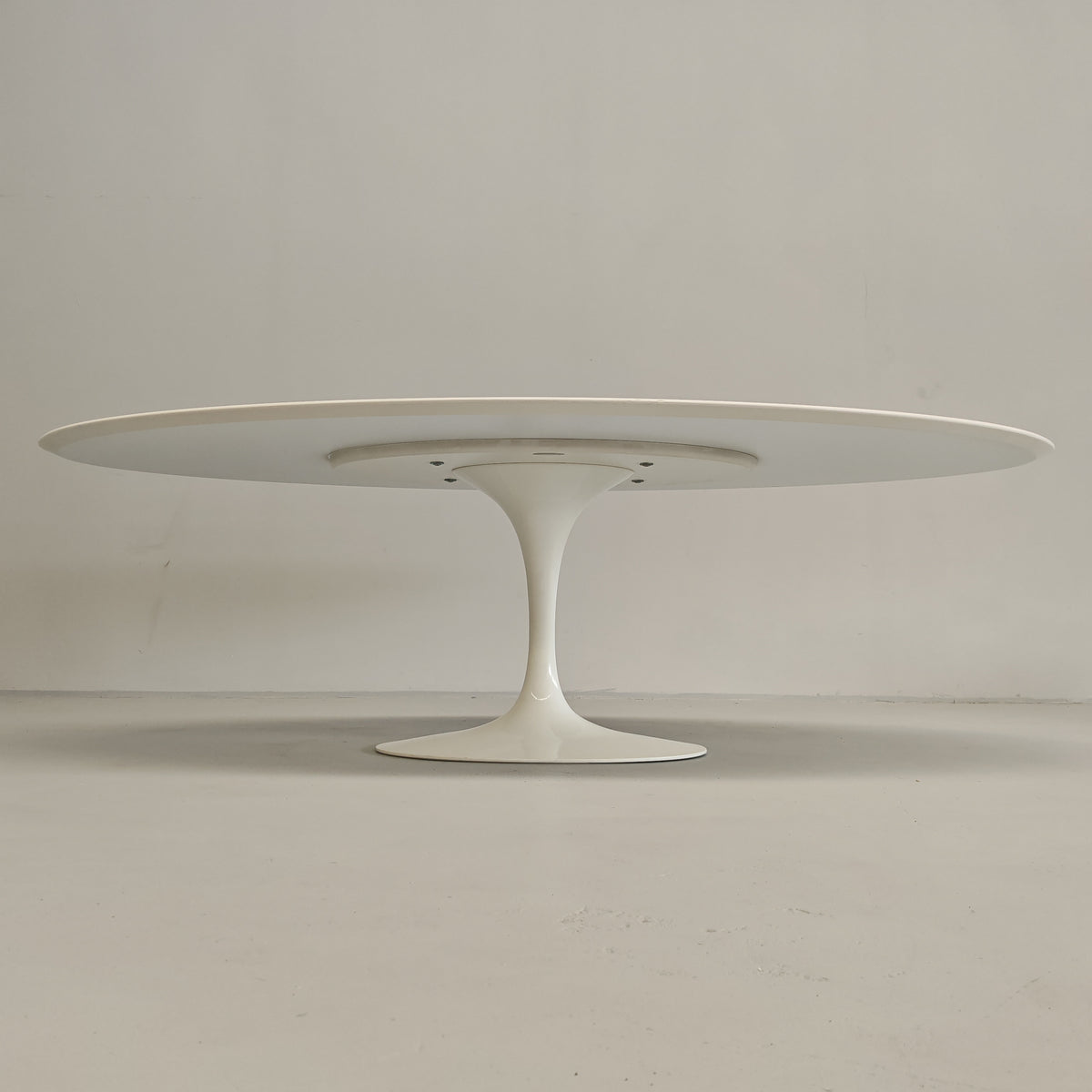Table ovale modèle Tulip d'Eero Saarinen pour Knoll (244 cm)