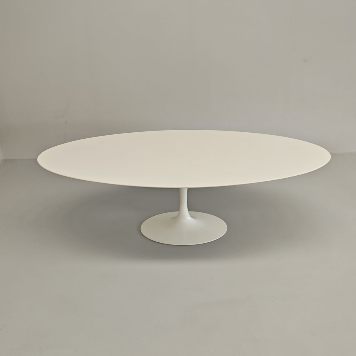 Table ovale modèle Tulip d'Eero Saarinen pour Knoll (244 cm)