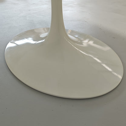 Table ovale modèle Tulip d'Eero Saarinen pour Knoll (244 cm)