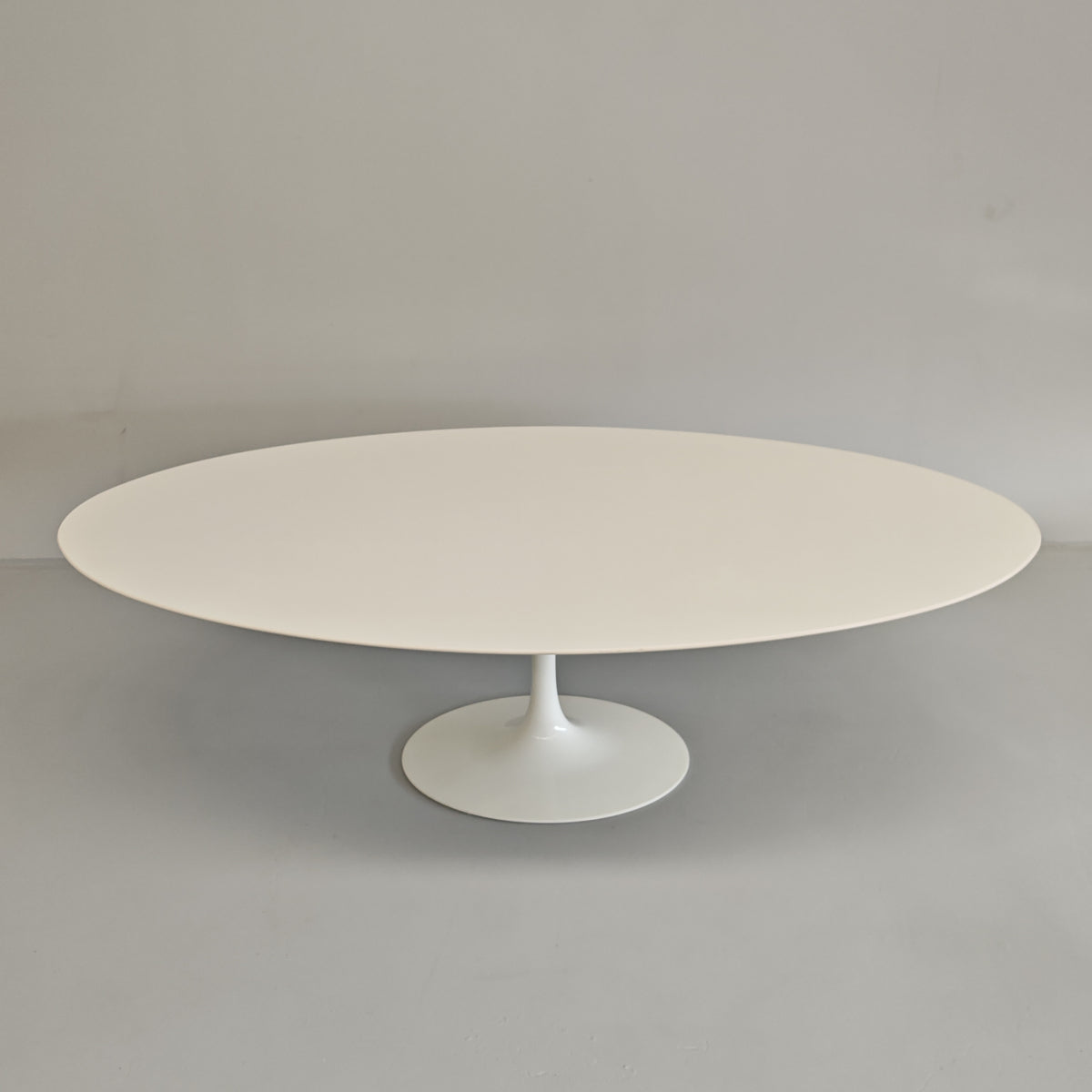 Table ovale modèle Tulip d'Eero Saarinen pour Knoll (244 cm)