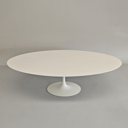 Table ovale modèle Tulip d'Eero Saarinen pour Knoll (244 cm)