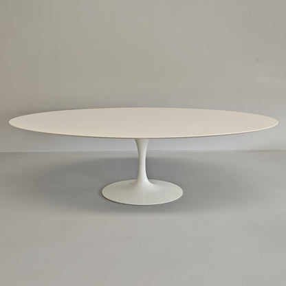 Table ovale modèle Tulip d'Eero Saarinen pour Knoll (244 cm)
