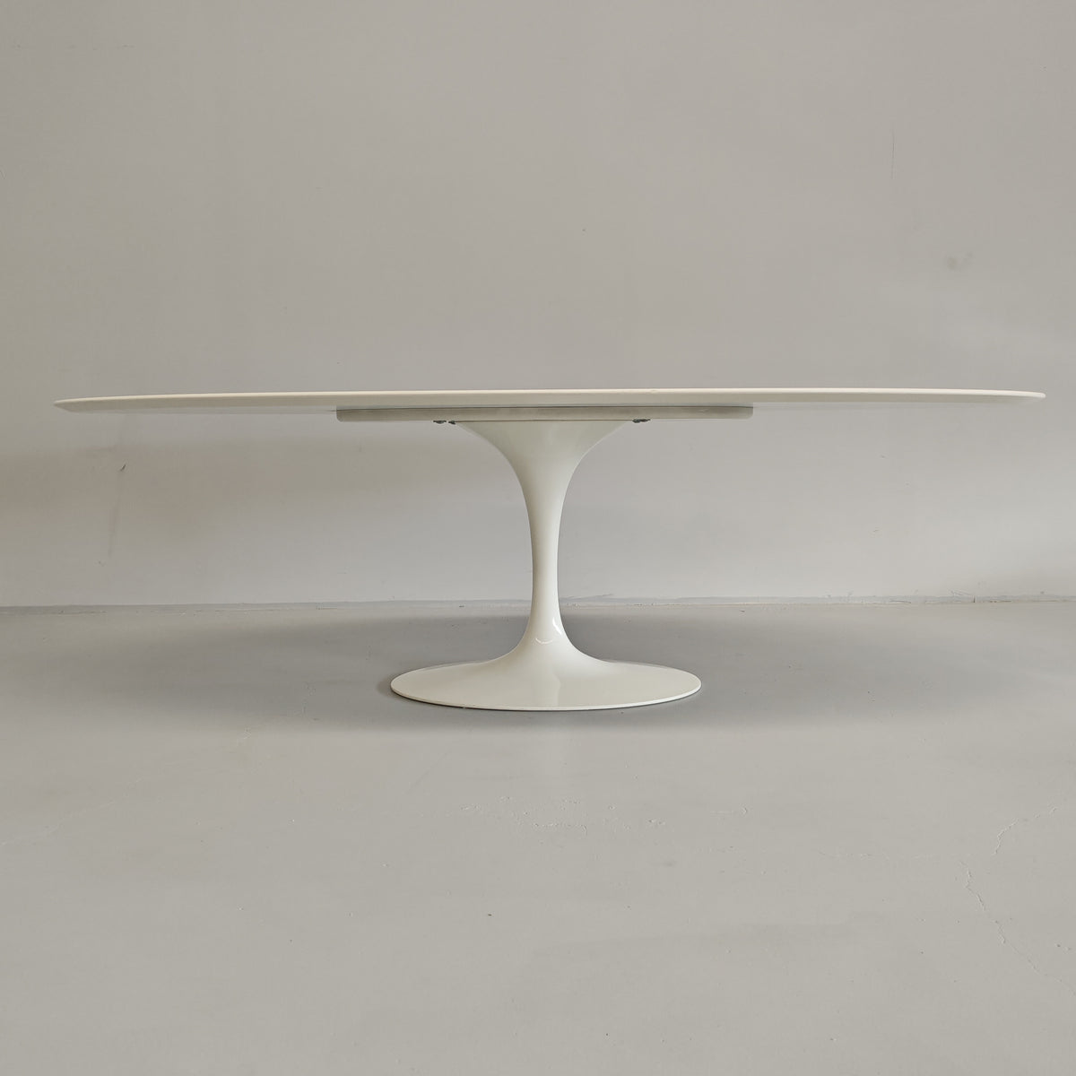 Table ovale modèle Tulip d'Eero Saarinen pour Knoll (244 cm)