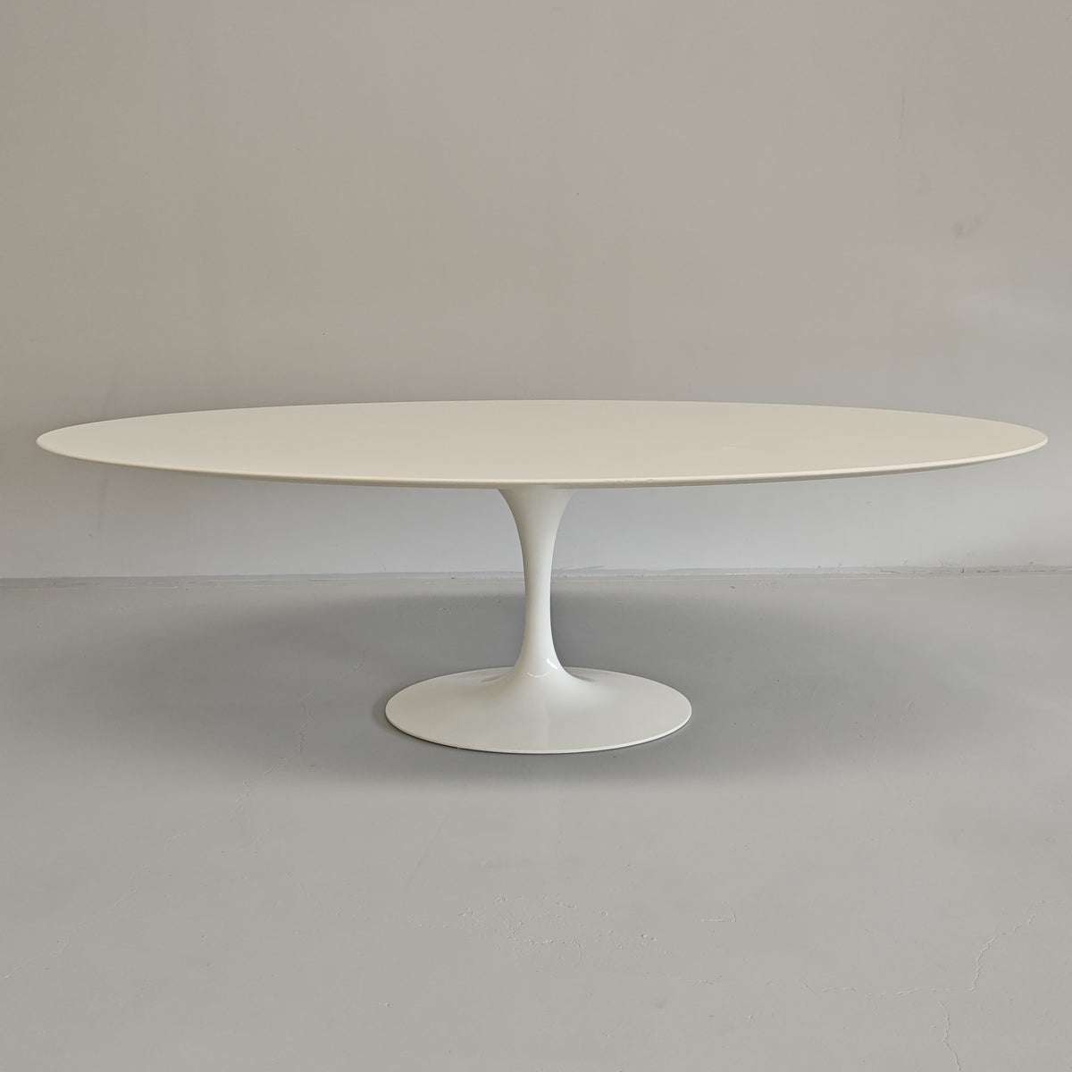 Table ovale modèle Tulip d'Eero Saarinen pour Knoll (244 cm)