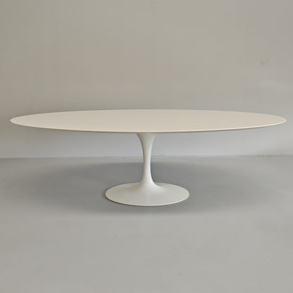 Table ovale modèle Tulip d'Eero Saarinen pour Knoll (244 cm)