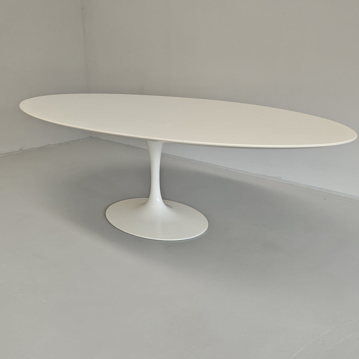 Table ovale modèle Tulip d'Eero Saarinen pour Knoll (244 cm)