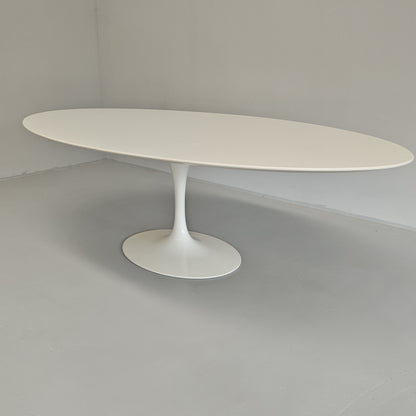 Table ovale modèle Tulip d'Eero Saarinen pour Knoll (244 cm)