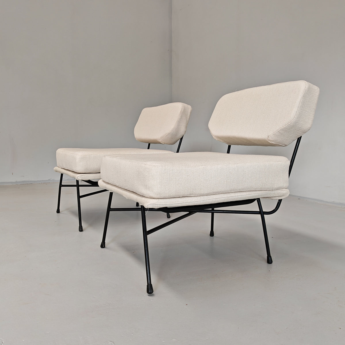 Paire de fauteuils en tissu blanc lait modèle "Elettra" Studio BBPR pour Arflex, années 50