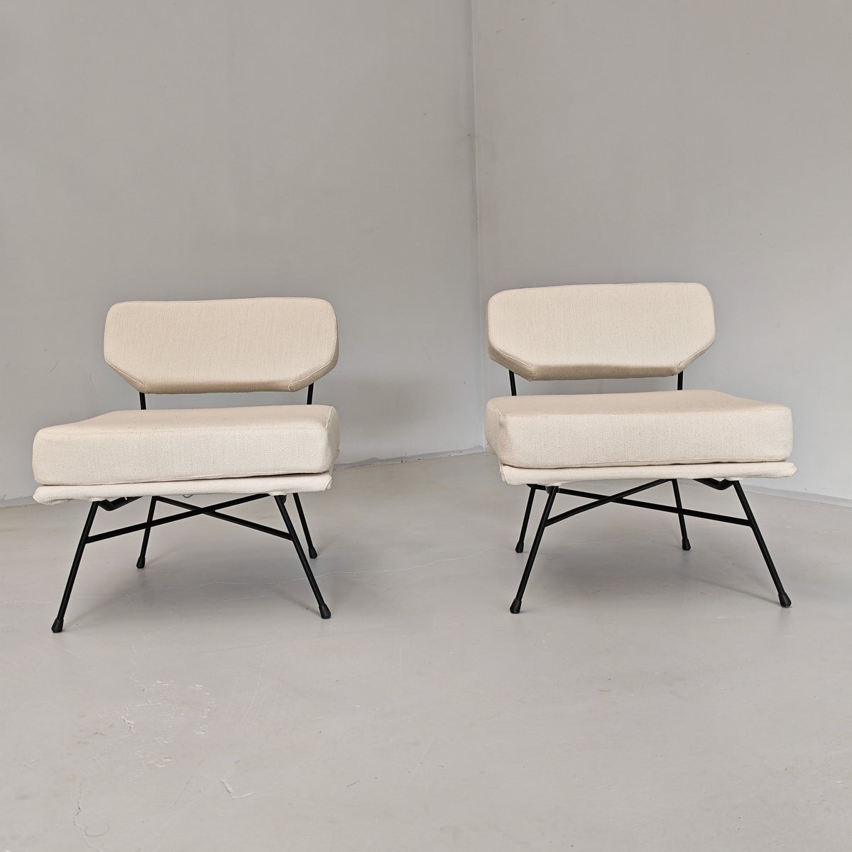 Paire de fauteuils en tissu blanc lait modèle "Elettra" Studio BBPR pour Arflex, années 50