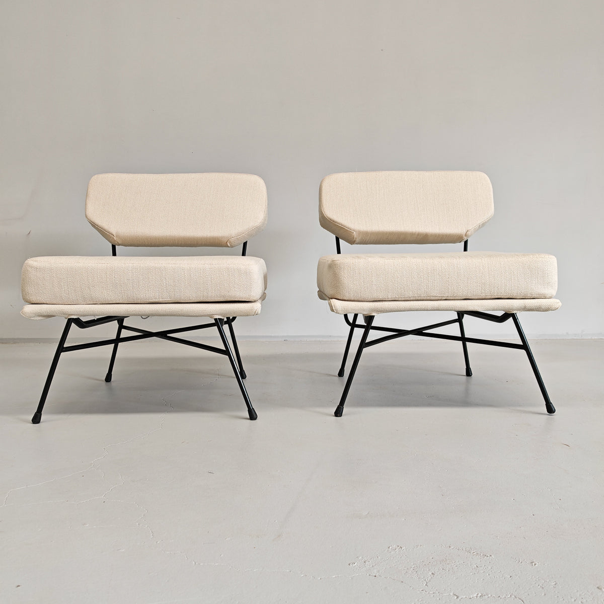 Paire de fauteuils en tissu blanc lait modèle "Elettra" Studio BBPR pour Arflex, années 50