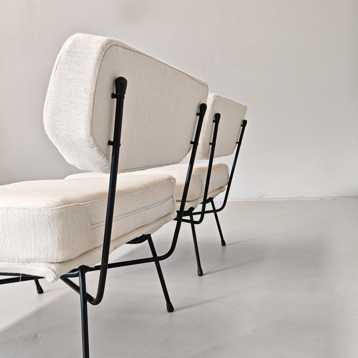 Paire de fauteuils en tissu blanc lait modèle "Elettra" Studio BBPR pour Arflex, années 50