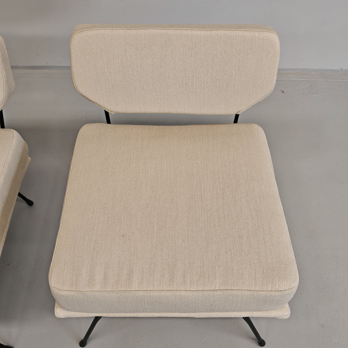 Paire de fauteuils en tissu blanc lait modèle "Elettra" Studio BBPR pour Arflex, années 50
