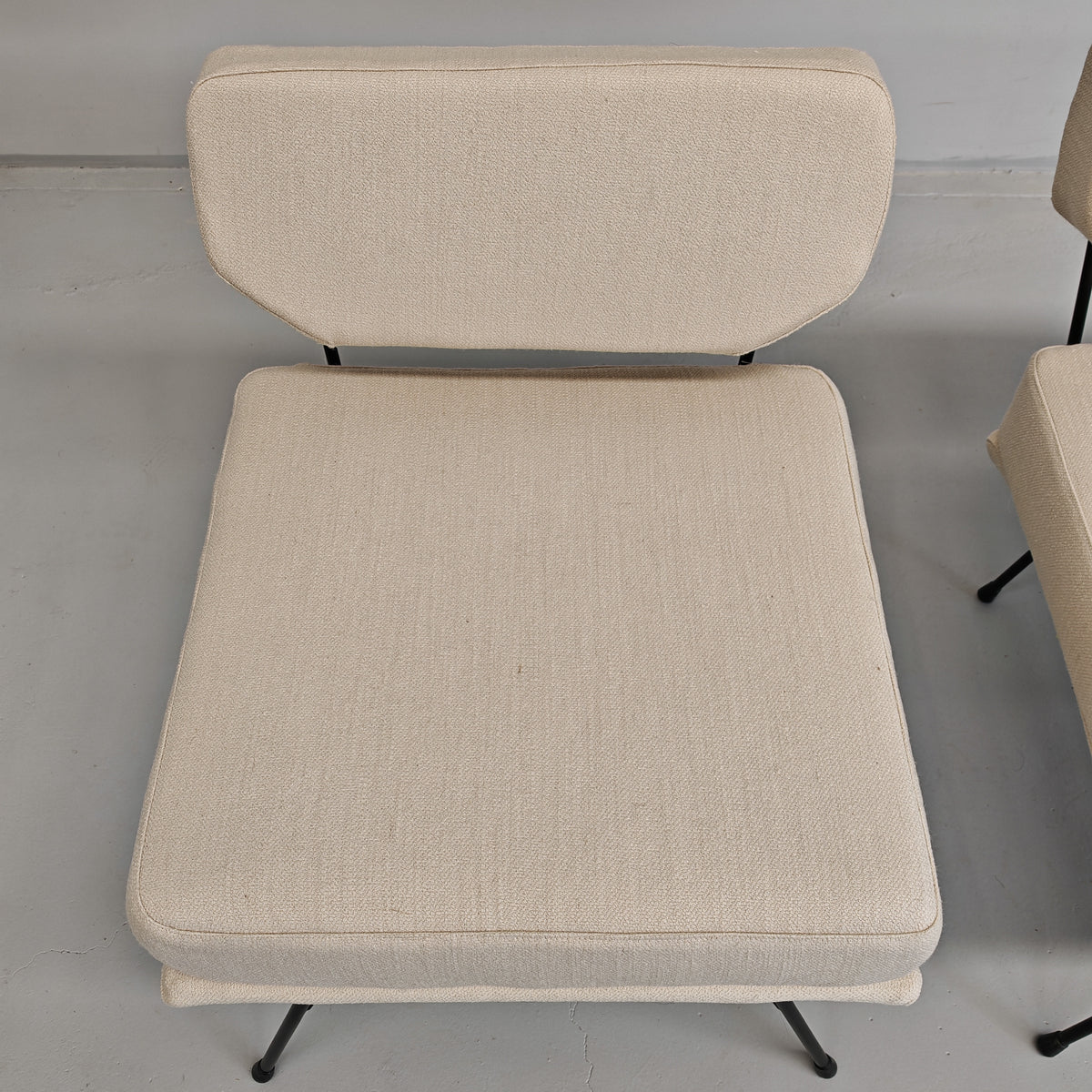 Paire de fauteuils en tissu blanc lait modèle "Elettra" Studio BBPR pour Arflex, années 50