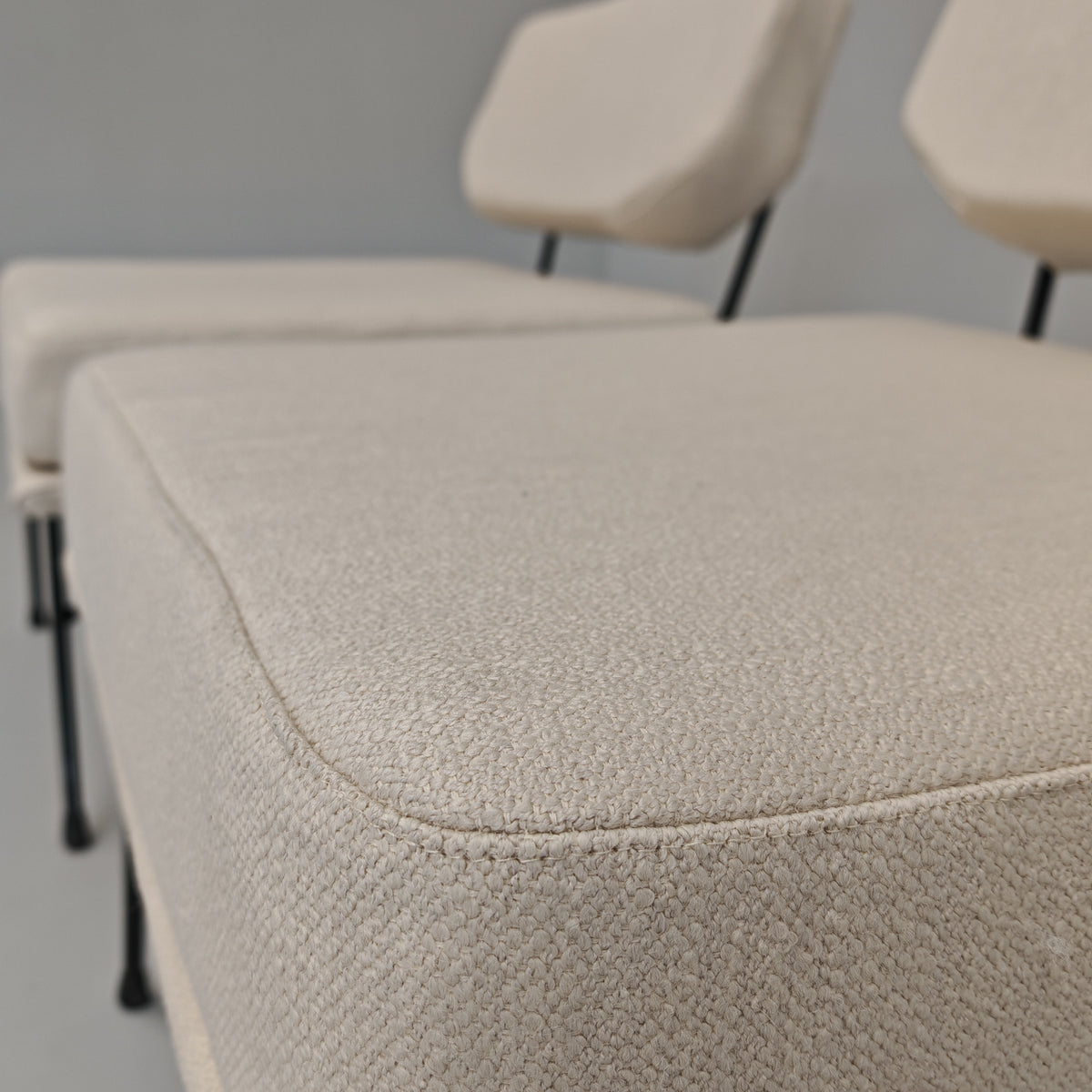 Paire de fauteuils en tissu blanc lait modèle "Elettra" Studio BBPR pour Arflex, années 50