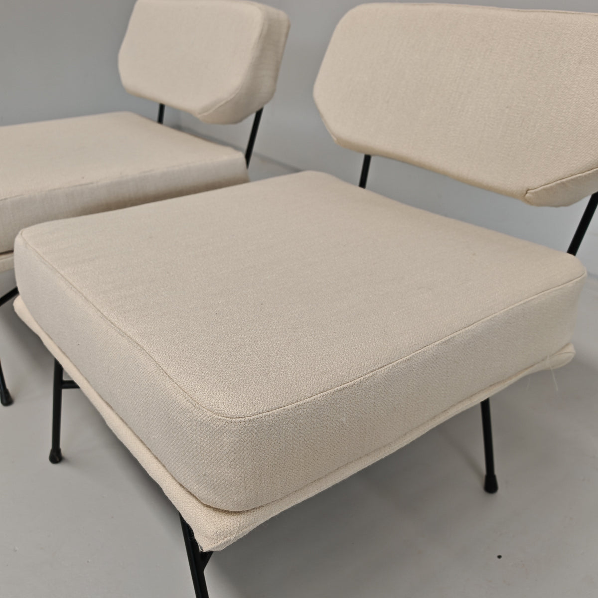 Paire de fauteuils en tissu blanc lait modèle "Elettra" Studio BBPR pour Arflex, années 50