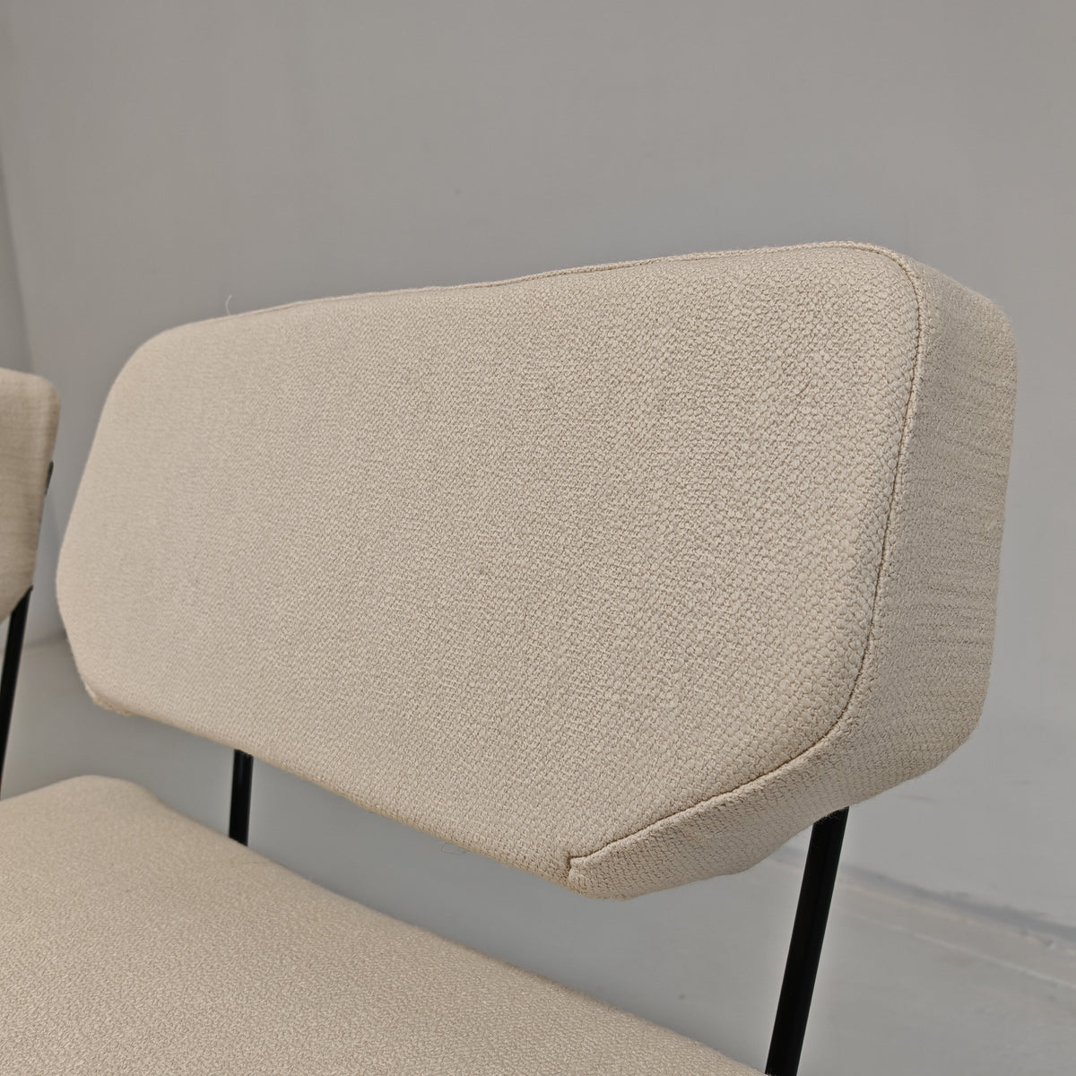 Paire de fauteuils en tissu blanc lait modèle "Elettra" Studio BBPR pour Arflex, années 50