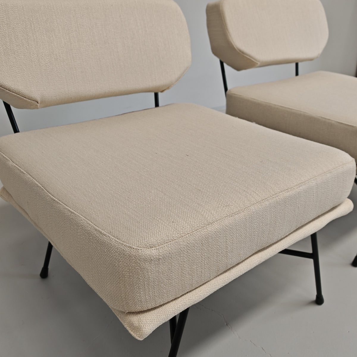 Paire de fauteuils en tissu blanc lait modèle "Elettra" Studio BBPR pour Arflex, années 50