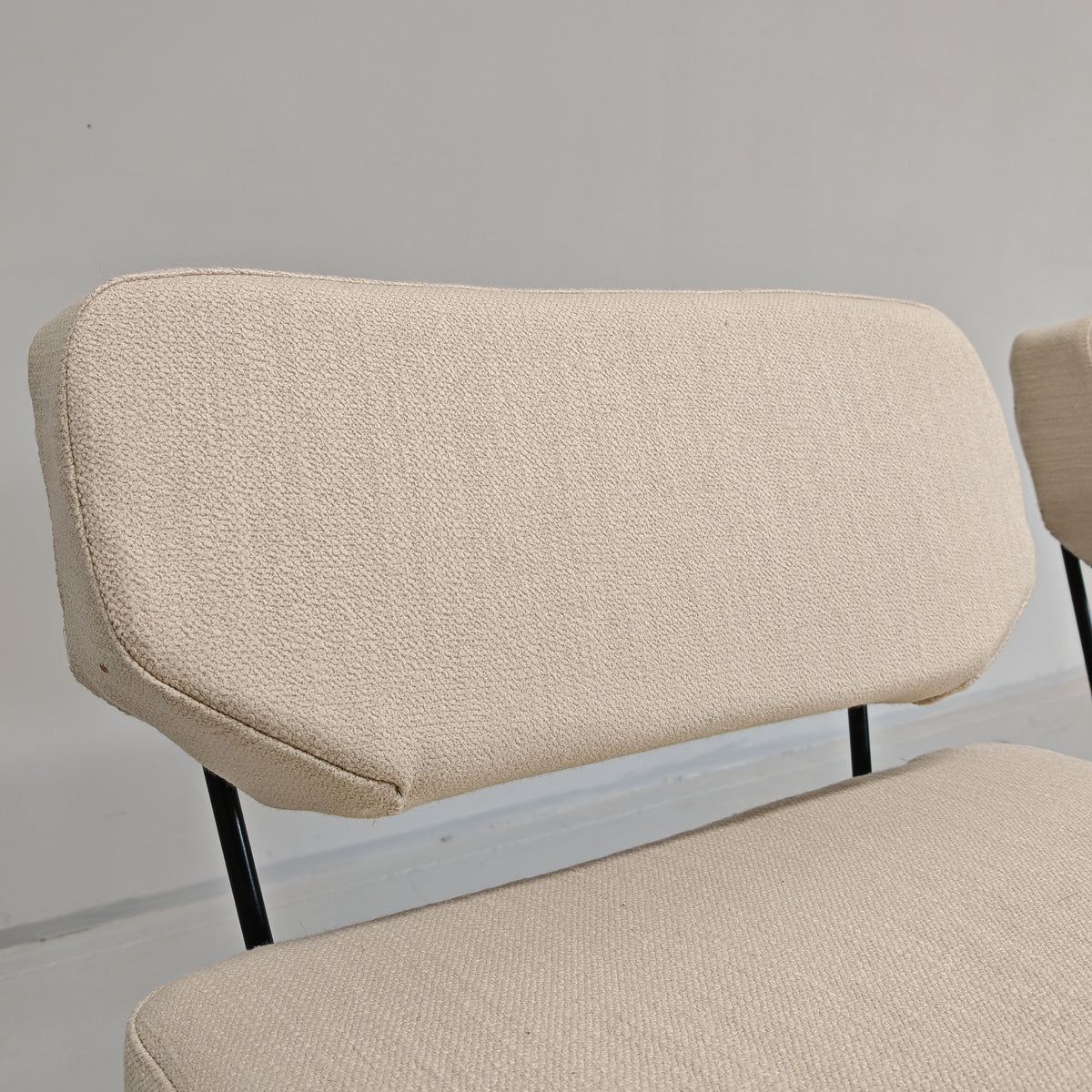 Paire de fauteuils en tissu blanc lait modèle "Elettra" Studio BBPR pour Arflex, années 50